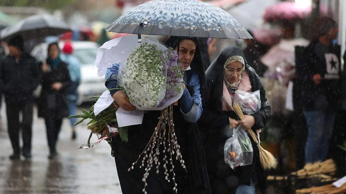 Policía iraní usará cámaras públicas para identificar y sancionar a mujeres sin velo